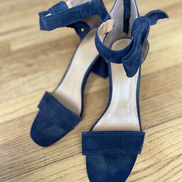 Navy Tommy Hilfiger Heels with Bow - Picture 4 of 4